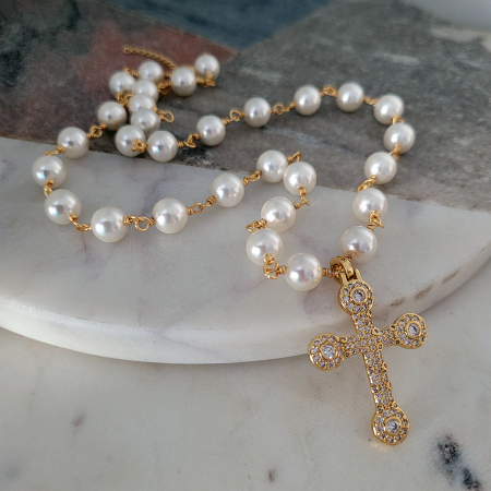 Colier placat cu aur, cu perle naturale shell si cruce placata cu aur, cu cristale cubic zirconia