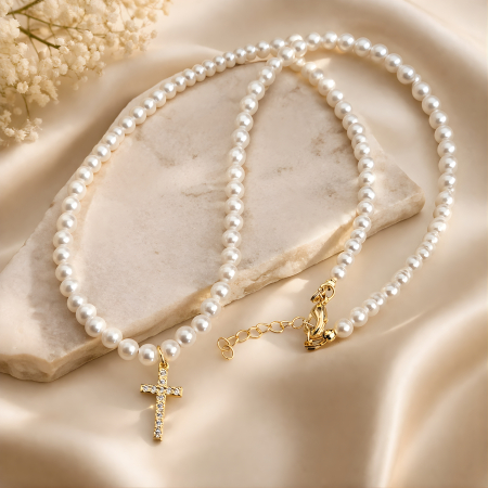 Colier din perle naturale shell albe, cu initiala, placat cu aur, la baza gatului