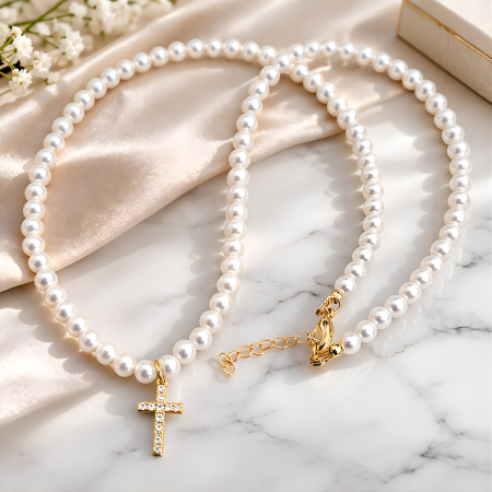 Colier din perle naturale shell albe, cu initiala, placat cu aur, la baza gatului