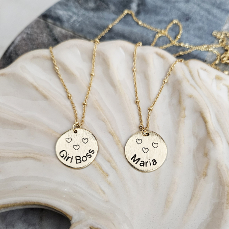 Colier personalizat Girl Boss cu bănuț placat cu aur, gravat cu nume sau cuvânt la alegere. Bijuterie unică, cadou elegant pentru femei. [3]
