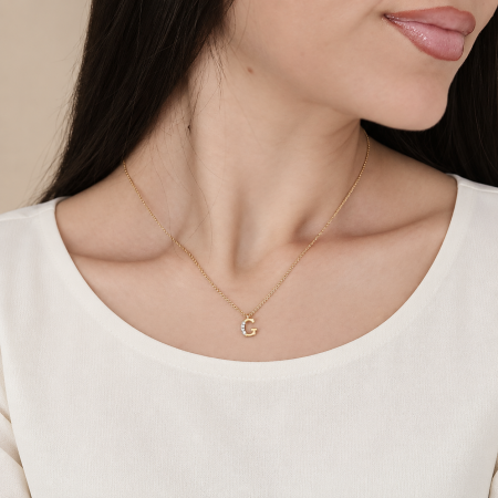 Colier placat cu aur, cu pandant initiala decorata cu cristale Cubic Zirconia [1]