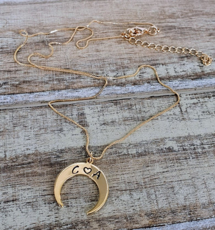 Colier placat cu aur cu pandant semiluna gravata cu initiale, personalizat [4]