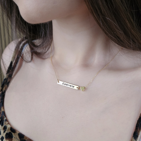 Colier placat cu aur cu pandant dreptunghiular personalizat prin gravură cu nume și charm inimioară, cu lănțișor fin - Cadoul perfect pentru cei dragi [1]