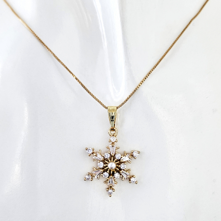 Coliere - Colier placat cu aur, cu pandant fulg de nea cu cristale Cubic Zirconia si perluta