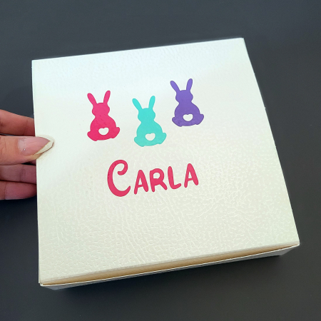 Cadouri pentru Paste - Cutie cadou personalizata cu nume si iepurasi de Paste, culoare crem, texturata