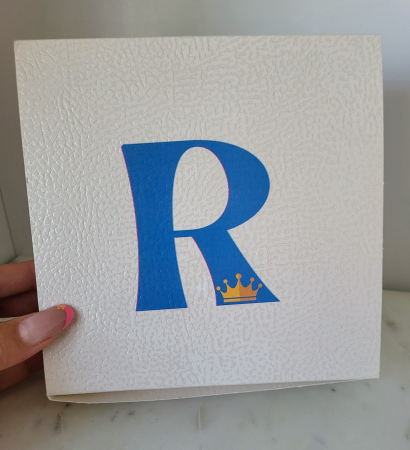 Cutie cadou personalizata cu initiala albastra sau roz, culoare crem, texturata [6]