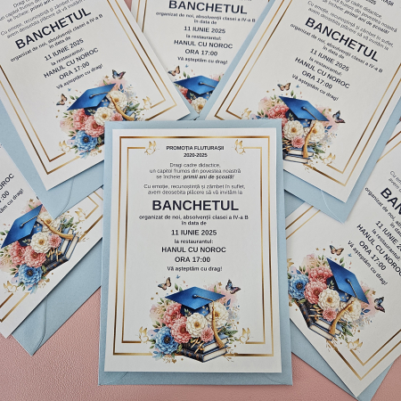 Invitatii botez - Invitație banchet clasa a IV-a – Design cu flori și fluturi, accente aurii, plic bleu sidefat. Ideală pentru Promoția Fluturași, evenimente festive și ceremonii școlare.