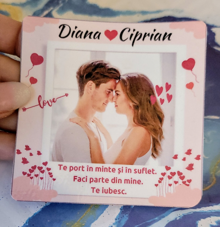 Magnet personalizat cu 1 fotografie, numele cuplului, mesaj de dragoste si multe inimioare. [7]