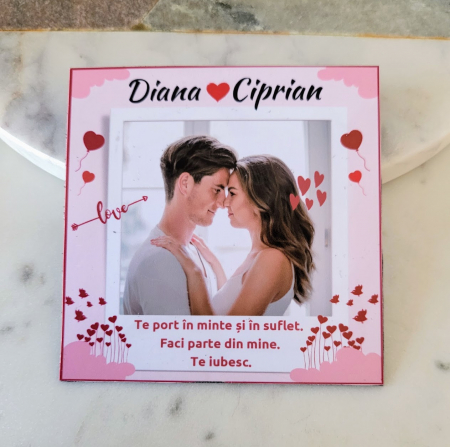Magneti - Magnet personalizat cu 1 fotografie, numele cuplului, mesaj de dragoste si multe inimioare.