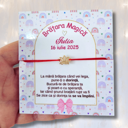 Mărturii Botez Fetiță – Brățară Magică cu Șnur Ajustabil & Charmuri Placate | Cartonaș Personalizat Roz-Roșu cu Curcubee și Auriu [3]