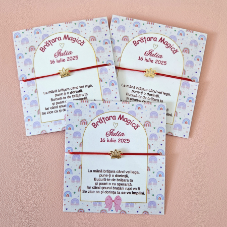 MărtuMărturii Botez Băiețel – Brățară Magică cu Șnur Ajustabil & Charmuri Placate | Cartonaș Personalizat Albastru cu Curcubeu si Auriu [12]