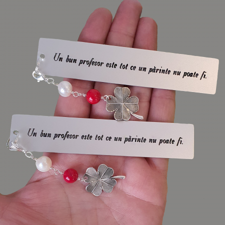Semn de Carte - Semn de carte Martisor cu mesaj personalizat, cu coral rosu, perla de cultura si charm trifoi, potrivti pentru invatatori sau profesori