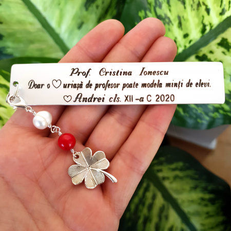 Semn de carte Martisor personalizat, cu coral rosu, perla de cultura si charm trifoi, potrivit pentru invatatori sau profesori [4]