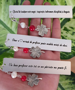 Semn de carte Martisor personalizat, cu coral rosu, perla de cultura si charm trifoi, potrivit pentru invatatori sau profesori [4]