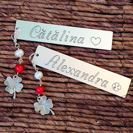 Semn de carte Martisor, personalizat cu nume cu coral rosu, perla de cultura si charm trifoi Mt42 [1]