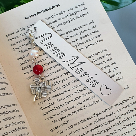 Semn de Carte - Semn de carte Martisor, personalizat cu nume cu coral rosu, perla de cultura si charm trifoi Mt42