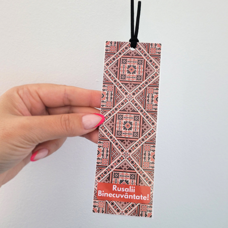 Semn de Carte - Semn de carte cu motiv tradițional românesc roșu și mesaj „Rusalii Binecuvântate”. Carton 300g plastifiat, cu ciucure negru din faux suede.