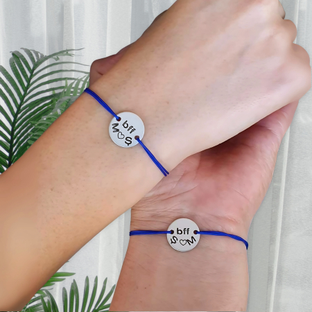 Cadouri pentru cele mai bune prietene - Set de 2 bratari personalizate cu initiale si BFF, pentru cele mai bune prietene gravate pe banut, cu snur ajustabil simplu