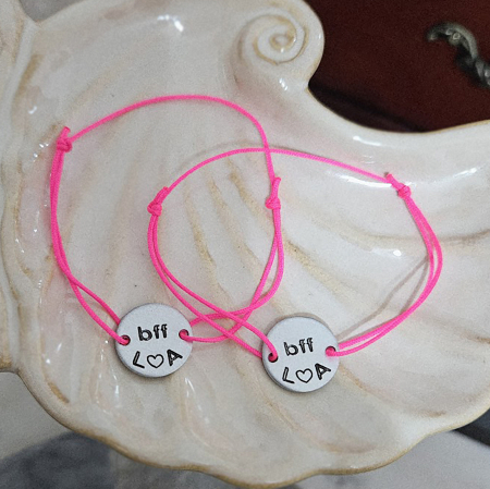 Set de 2 bratari personalizate cu initiale si BFF, pentru cele mai bune prietene gravate pe banut, cu snur ajustabil simplu [5]