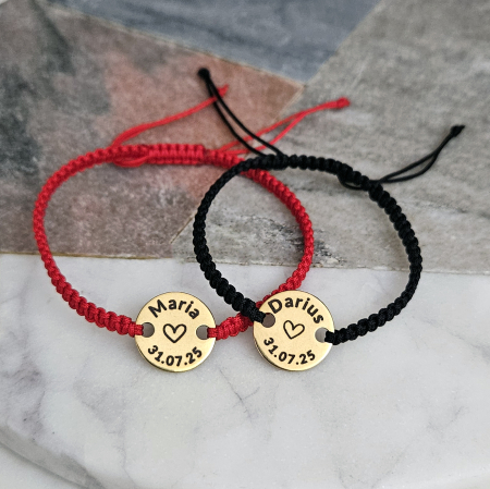 Set de 2 brățări pentru cuplu, gravate pe bănuț din inox auriu cu nume și dată. Șnur macrame ajustabil, culori și mărimi la alegere, ambalaj elegant. [3]
