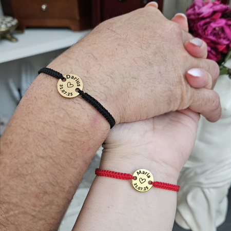 Set de 2 brățări pentru cuplu, gravate pe bănuț din inox auriu cu nume și dată. Șnur macrame ajustabil, culori și mărimi la alegere, ambalaj elegant. [5]