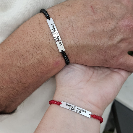 Bratari Cuplu - Set de 2 brățări pentru cuplu, din inox 304 waterproof, gravate cu nume și dată. Șnur mătăsos ajustabil, ambalaj elegant, felicitare cadou.