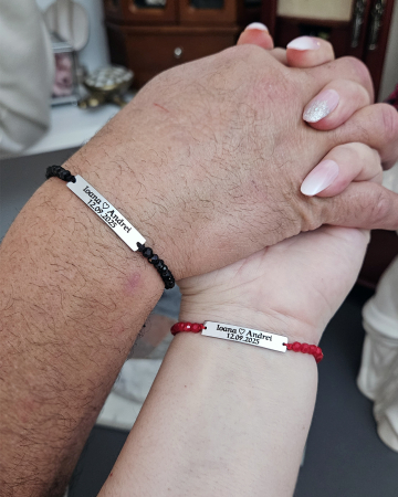 Set de 2 brățări pentru cuplu, din inox 304 waterproof, gravate cu nume și dată. Șnur mătăsos ajustabil, ambalaj elegant, felicitare cadou. [1]