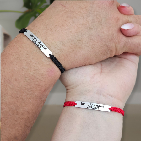 Bratari Cuplu - Set de 2 brățări pentru cuplu, din inox 304 waterproof, gravate cu nume și dată. Șnur mătăsos ajustabil, ambalaj elegant, felicitare cadou.