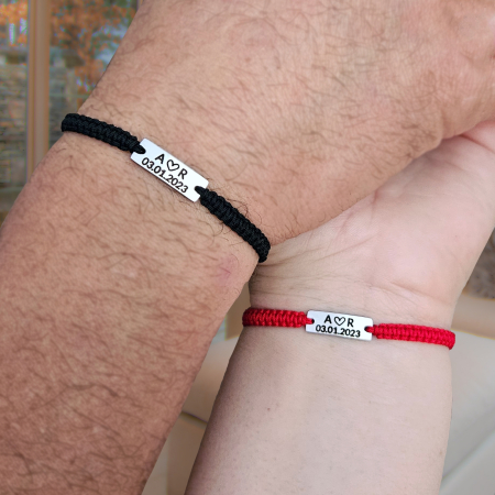 Bratari Cuplu - Set de 2 brățări pentru cuplu, din inox 304 waterproof, gravate cu nume și dată. Șnur mătăsos ajustabil, ambalaj elegant, felicitare cadou.