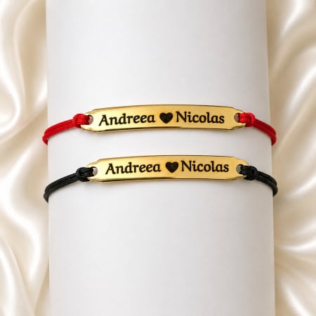 SSet premium 2 brățări personalizate cu nume și inimioară, gravate pe plăcuțe din inox waterproof, placate cu aur 18K, cu șnur macrame ajustabil și ambalaj elegant.