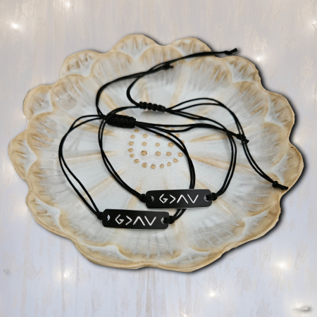 Brățară Personalizată „God is Greater Than the Highs and Lows” – Brățară Religioasă cu Șnur Reglabil și Plăcuță Gravată [1]