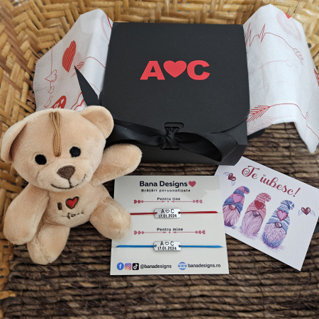 Set cadou cuplu, pentru Valentine's Day, cu bratari personalizate, ursulet, felicitare si cutie cadou