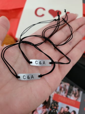 Set cadou cuplu, pentru Craciun, cu plus, bratari personalizate, magnet, felicitare si cutie cadou [2]