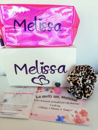 Set cadou personalizat pentru fete cu portfard, carnetel, felicitare la multi ani [0]