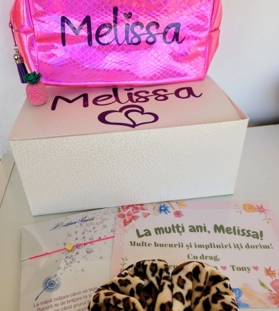 Set cadou personalizat pentru fete cu portfard, carnetel, felicitare la multi ani [12]