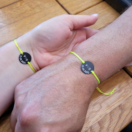 Set de 2 bratari personalizate pentru cuplu, cu banut negru gravat cu initiale, inimioara si data [3]