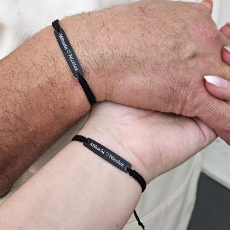 Set de 2 bratari pentru cuplu personalizate cu placute negre gravate cu nume si inimioara [1]