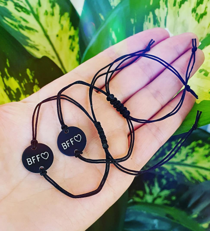 Bratara personalizata pentru BFF, gravata pe banut din aluminiu negru, cu snur ajustabil [1]