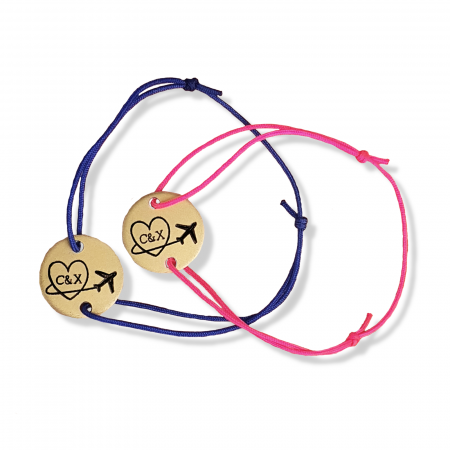 Set de 2 bratari personalizate pentru cuplu, cu banut auriu gravat cu initiale si avion, cadou pentru cuplu [1]