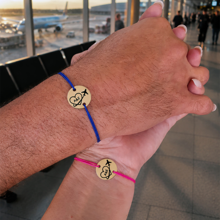 Bratari Cuplu - Set de 2 bratari personalizate pentru cuplu, cu banut auriu gravat cu initiale si avion, cadou pentru cuplu