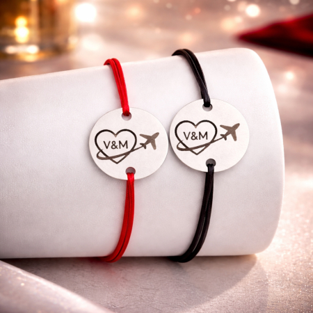 Set de 2 bratari personalizate pentru cuplu, cu banut gravat cu initiale si avion, cadou pentru cuplu [1]