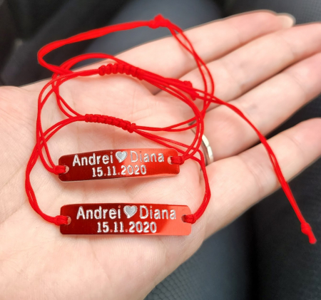 Set de 2 bratari personalizate pentru cuplu, cu nume si data, gravate pe placuta din aluminiu rosu cu snur ajustabil [6]