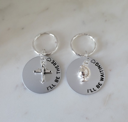 Set de 2 brelocuri personalizate pentru cuplu, I'll be there, I'll be waiting, cu glob pamantesc si avion [1]