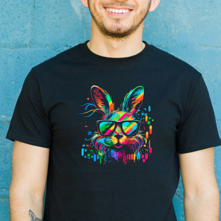Cadouri pentru Paste - Tricou negru personalizat cu design de Paste, iepuras multicolor, din bumbac negru
