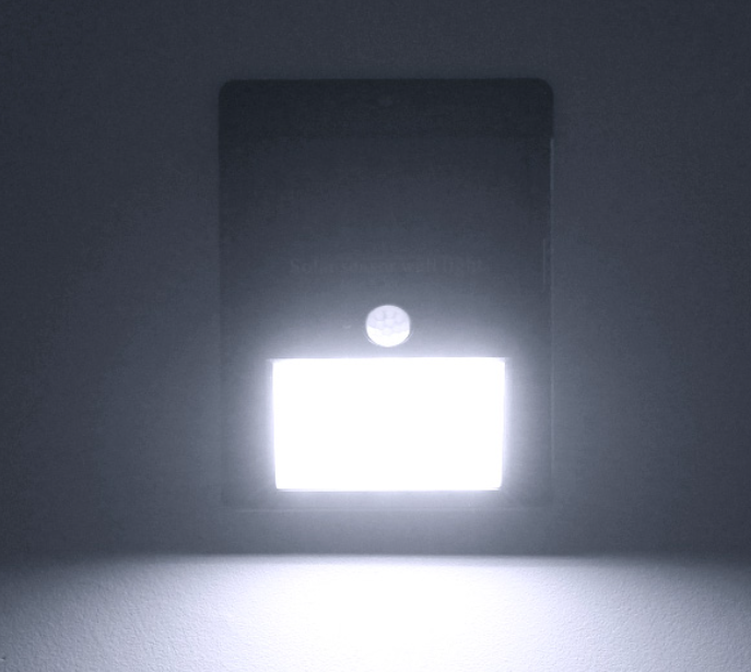 Lampă LED cu incarcare solară cu senzor de miscare și panou extern 30LED  IP65 [6]
