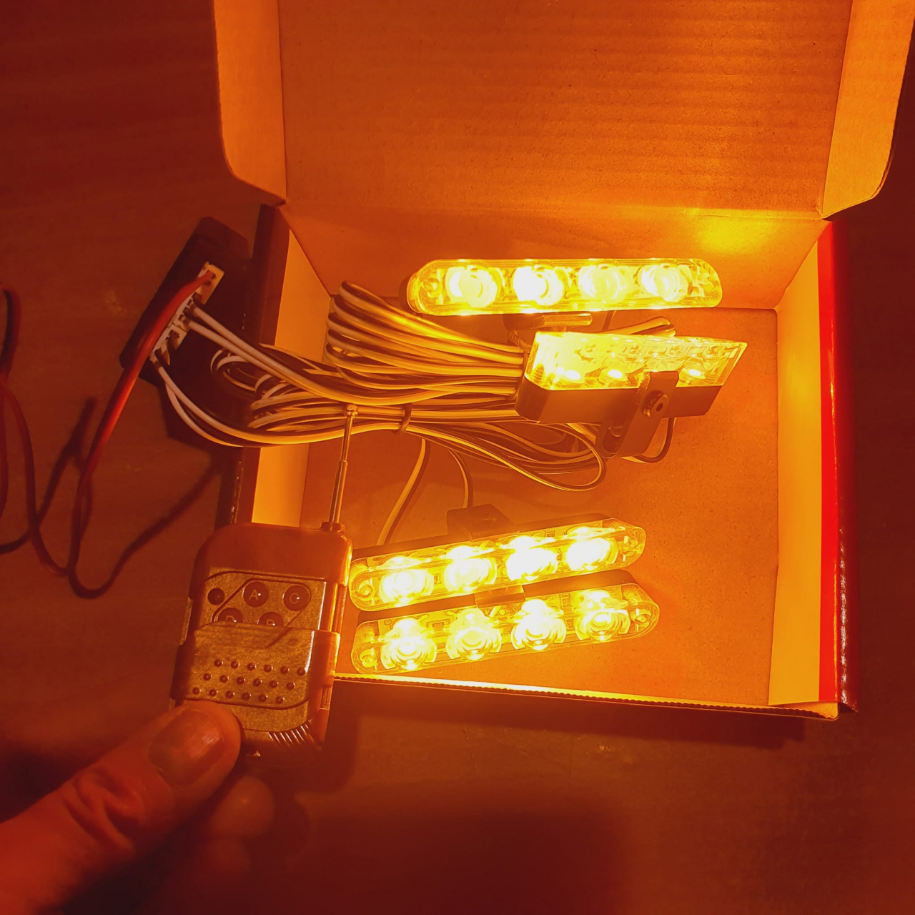 Set 4 stroboscoape cu 4 leduri, lumina Galbena si Telecomanda [2]
