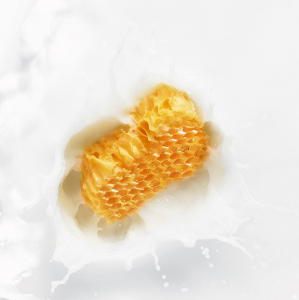Masca reparatoare Botanic Therapy Milk Mask Honey cu textura lejera de lapte pentru par deteriorat cu varfuri despicate, 250ml [3]