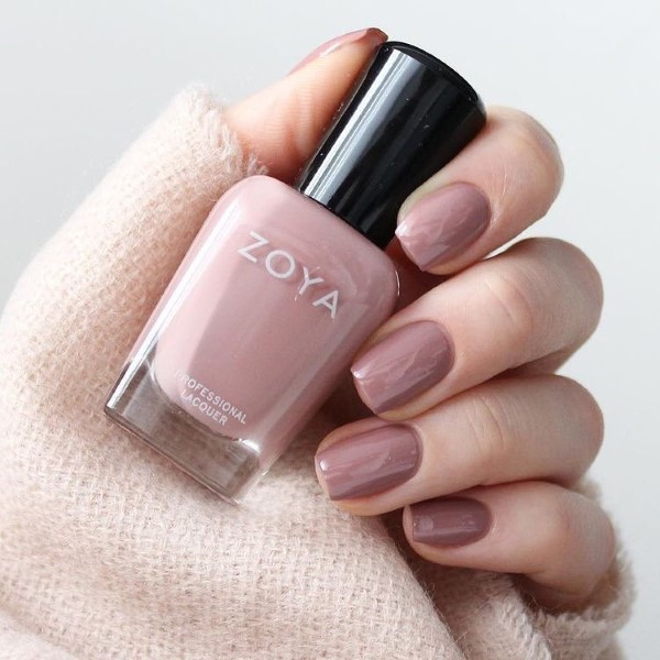 Zoya Under the Mistletoe [4]