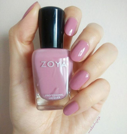 Zoya Under the Mistletoe [4]