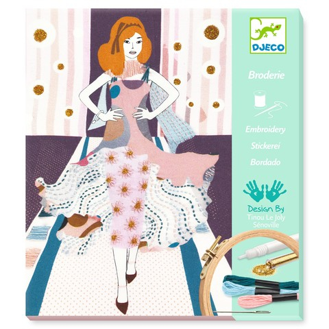 Djeco-Atelier-de-brodat-si-cusut-Djeco-Fashion-week [3]
